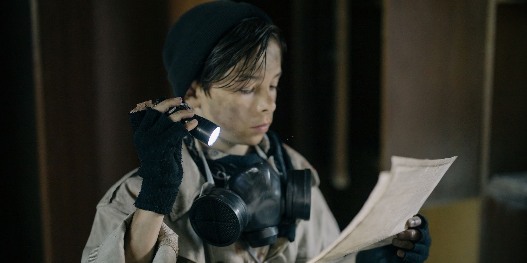 /sv/images/sneaky-looking-boy-reading-a-letter-by-torch.jpg