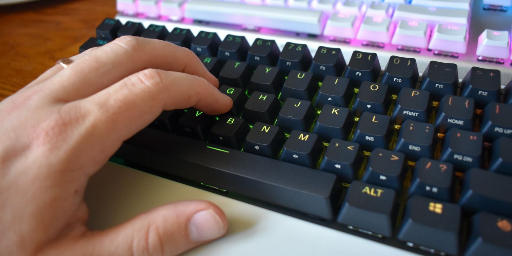 /sv/images/steelseries-apex-pro-mini-hand-typing.jpg