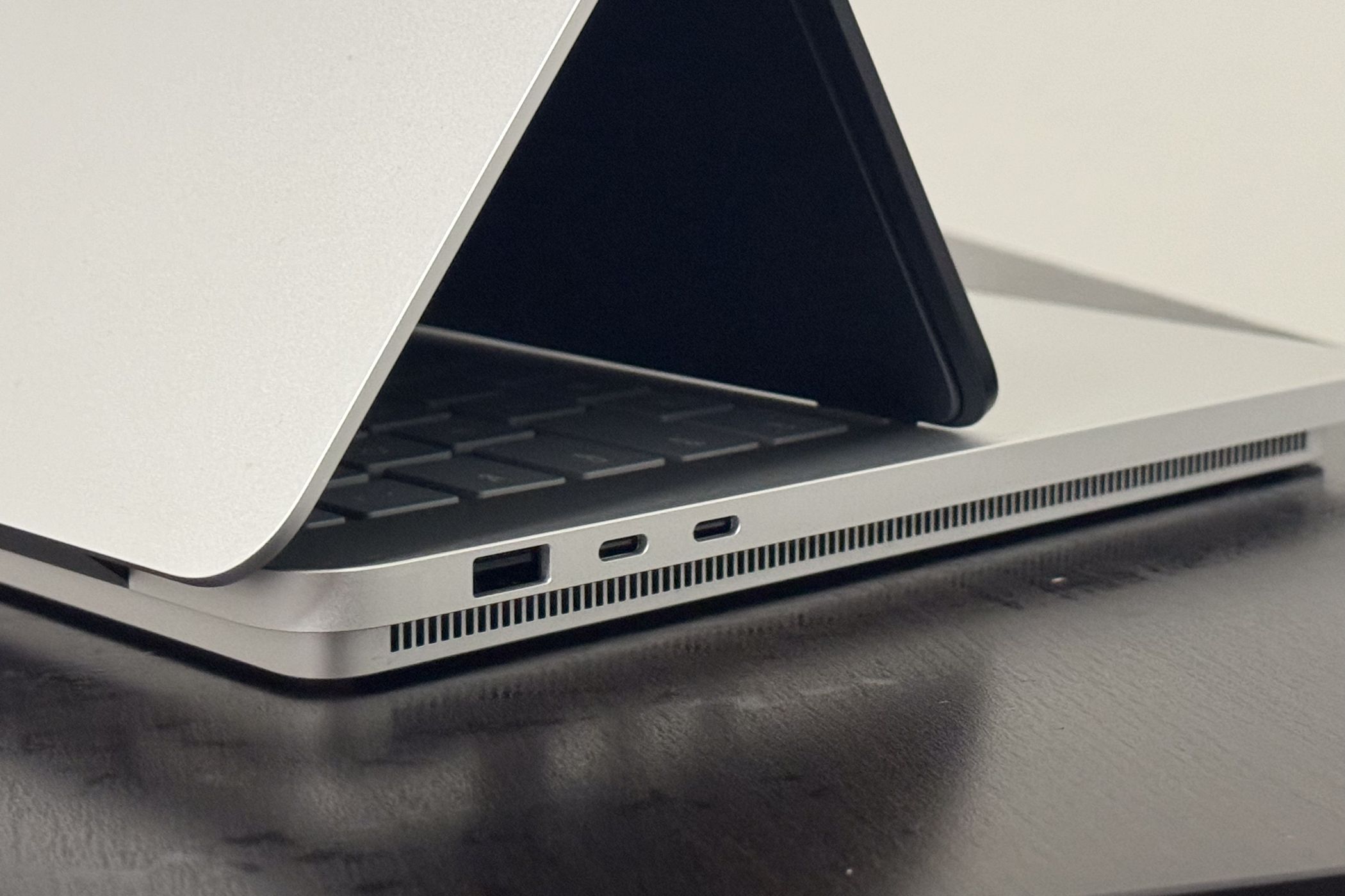 /sv/images/surface-laptop-studio-2-ports.jpg