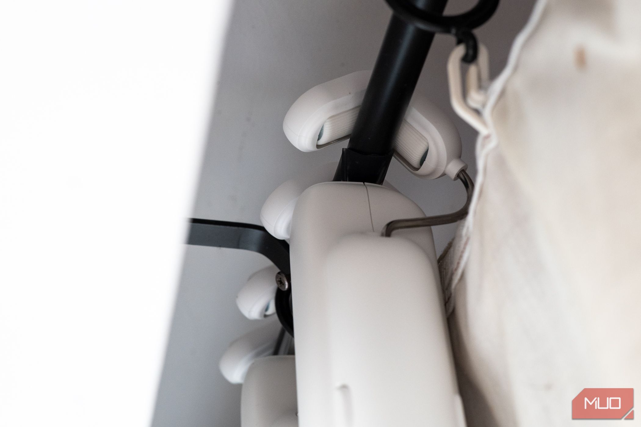 /sv/images/switchbot-curtain-3-closeup-fitted-to-curtain-rail.jpg