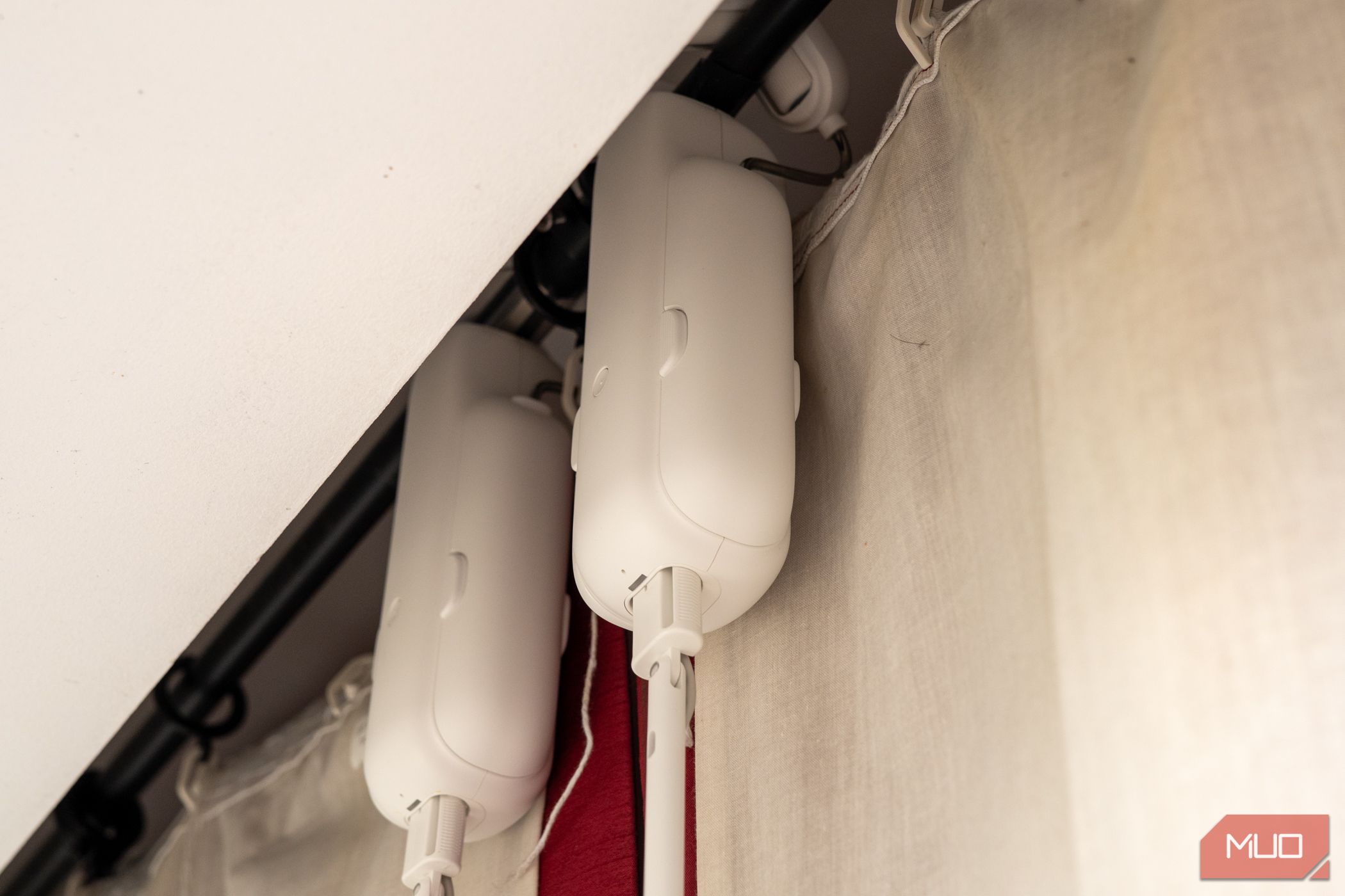 /sv/images/switchbot-curtain-3-hanging-on-curtain.jpg