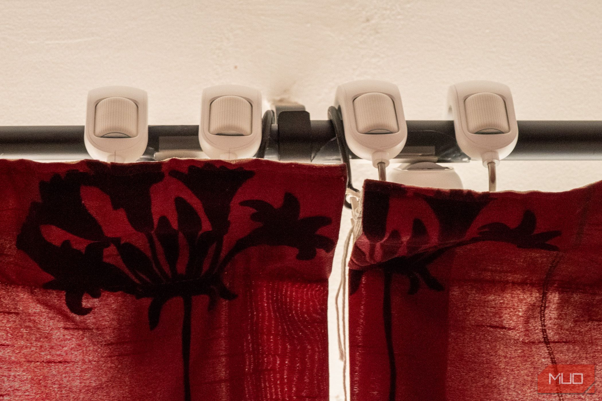 /sv/images/switchbot-curtain-3-view-when-fitted-to-curtain.jpg