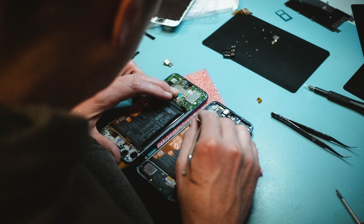 /sv/images/technician-repairing-mobile-phone.jpg