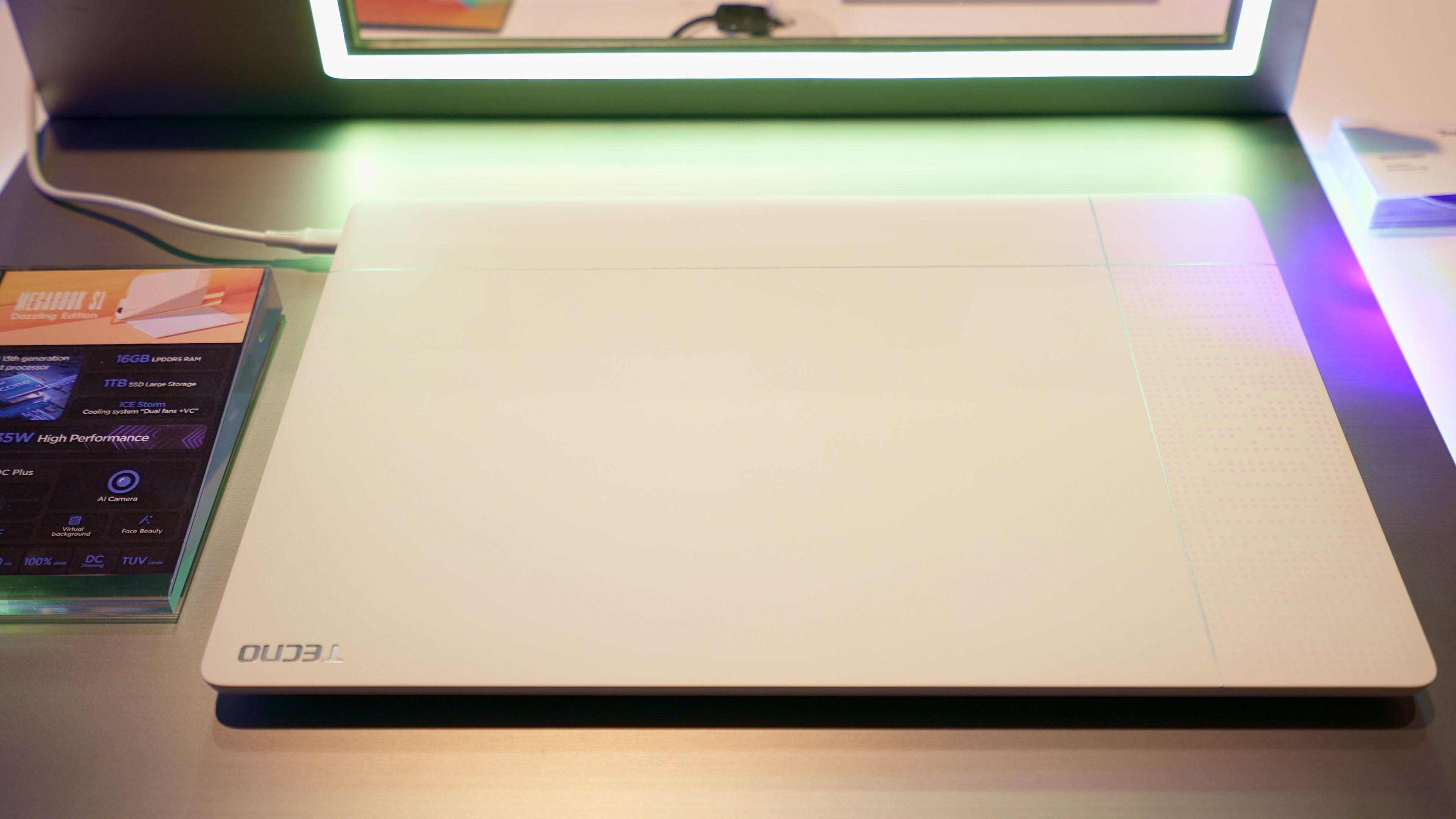 /sv/images/tecno-megabook-s1-top-lid.jpg