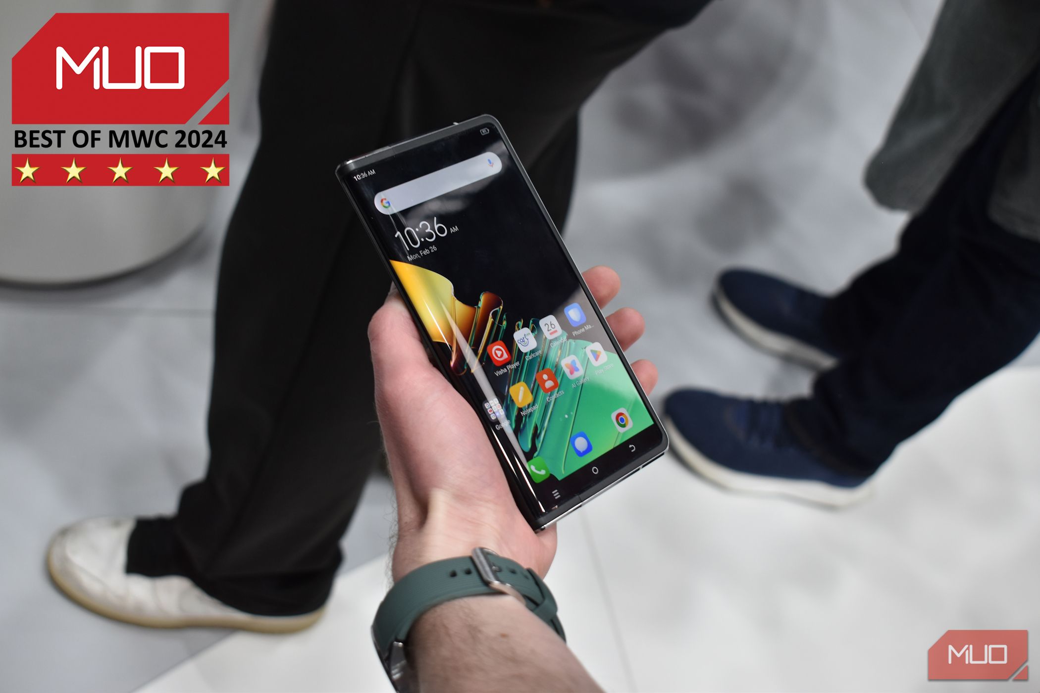 /sv/images/tecno-phantom-ultimate-concept-smartphone-in-hand-closed.jpg
