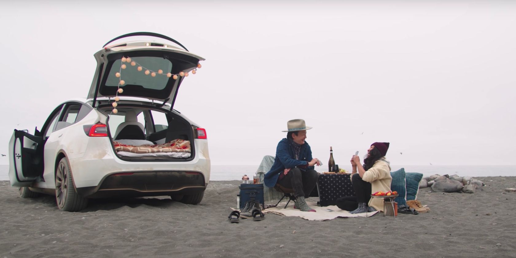 /sv/images/tesla-camping-on-beach.jpg