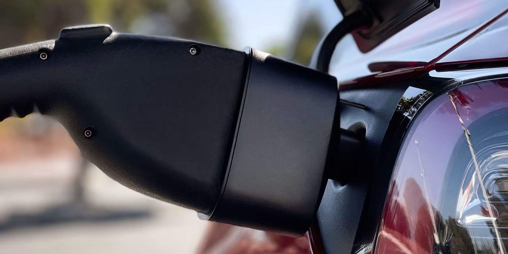 /sv/images/tesla-ccs-charger-plugged-into-EV-feature.jpg