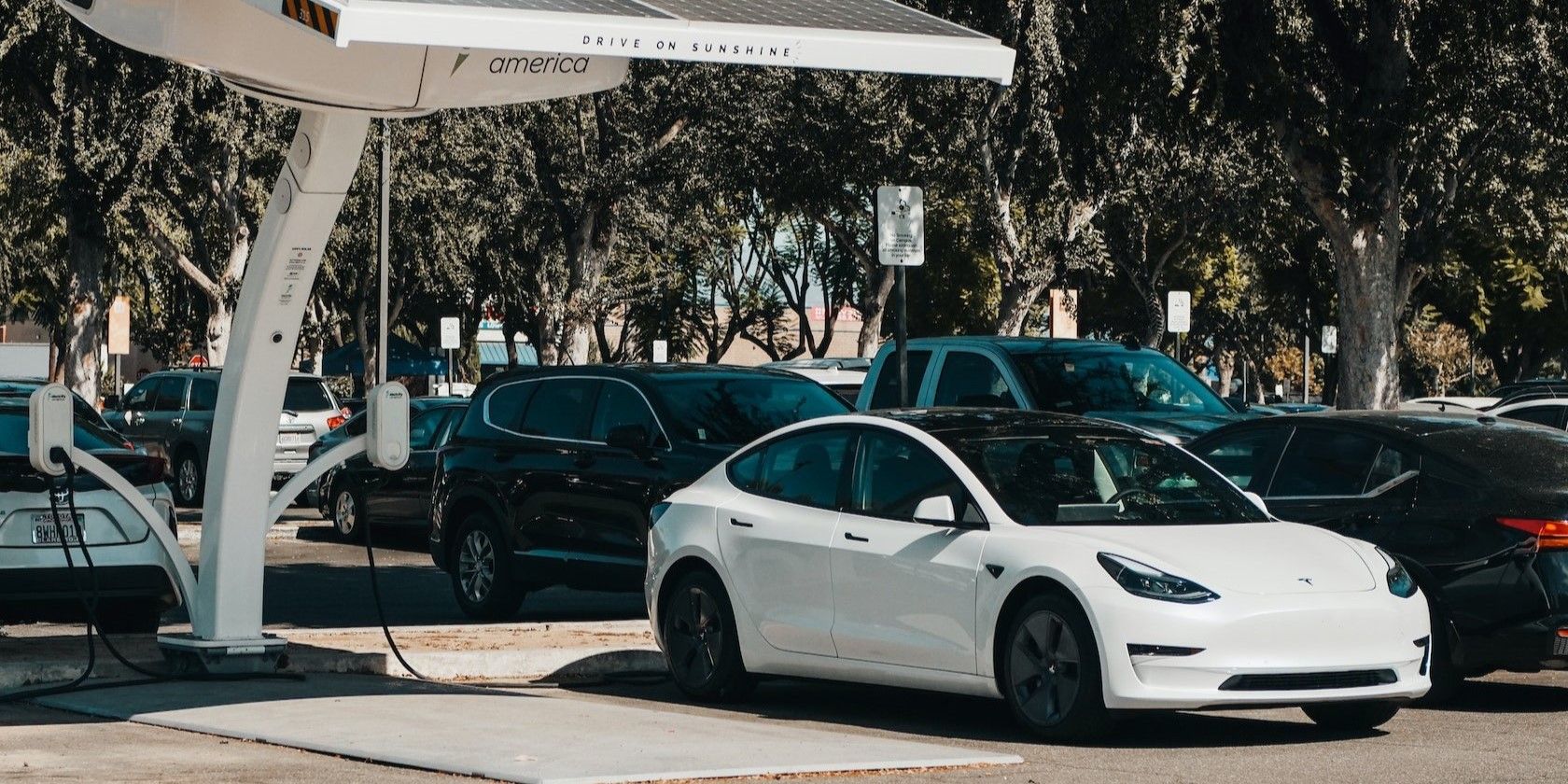 /sv/images/tesla-connected-to-an-ev-charger.jpg
