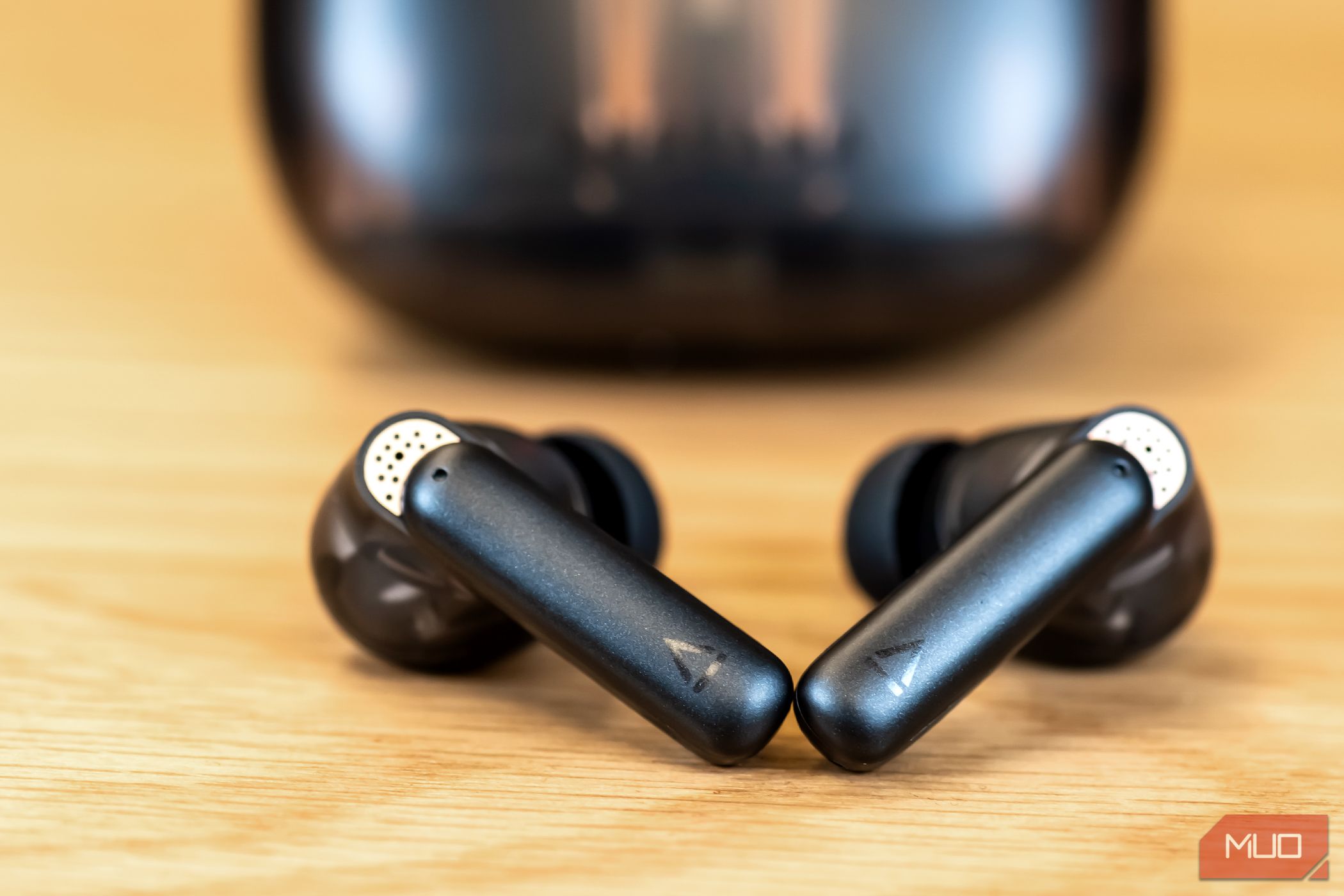 /sv/images/the-creative-aurvana-ace-2-earbuds-in-front-of-their-case-2jpg_53495850040_o.jpg