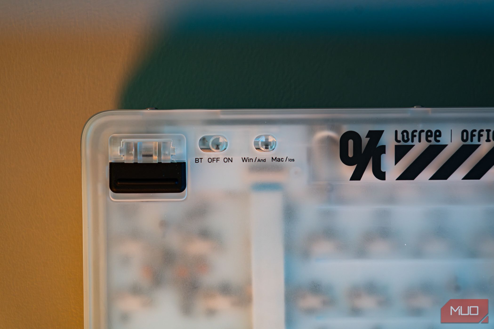 /sv/images/the-lofree-1-semi-transparent-mechanical-keyboard-has-control-switches-on-the-bottomjpg_53543222398_o.jpg