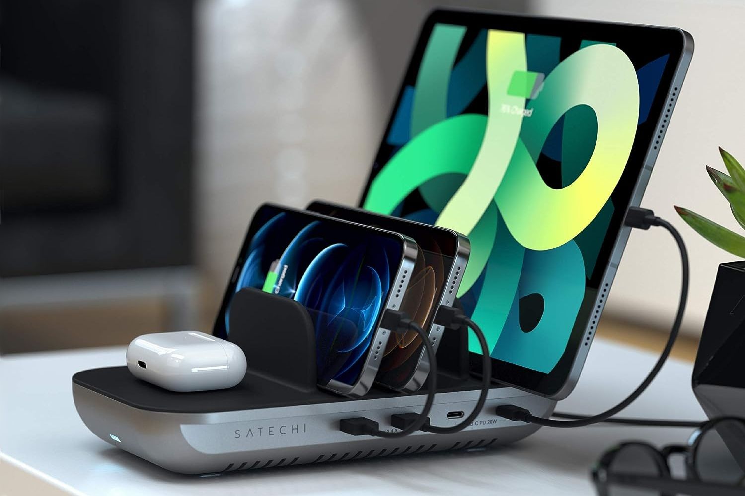 /sv/images/the-satechi-dock5-charges-multiple-tablets-and-phones.jpg