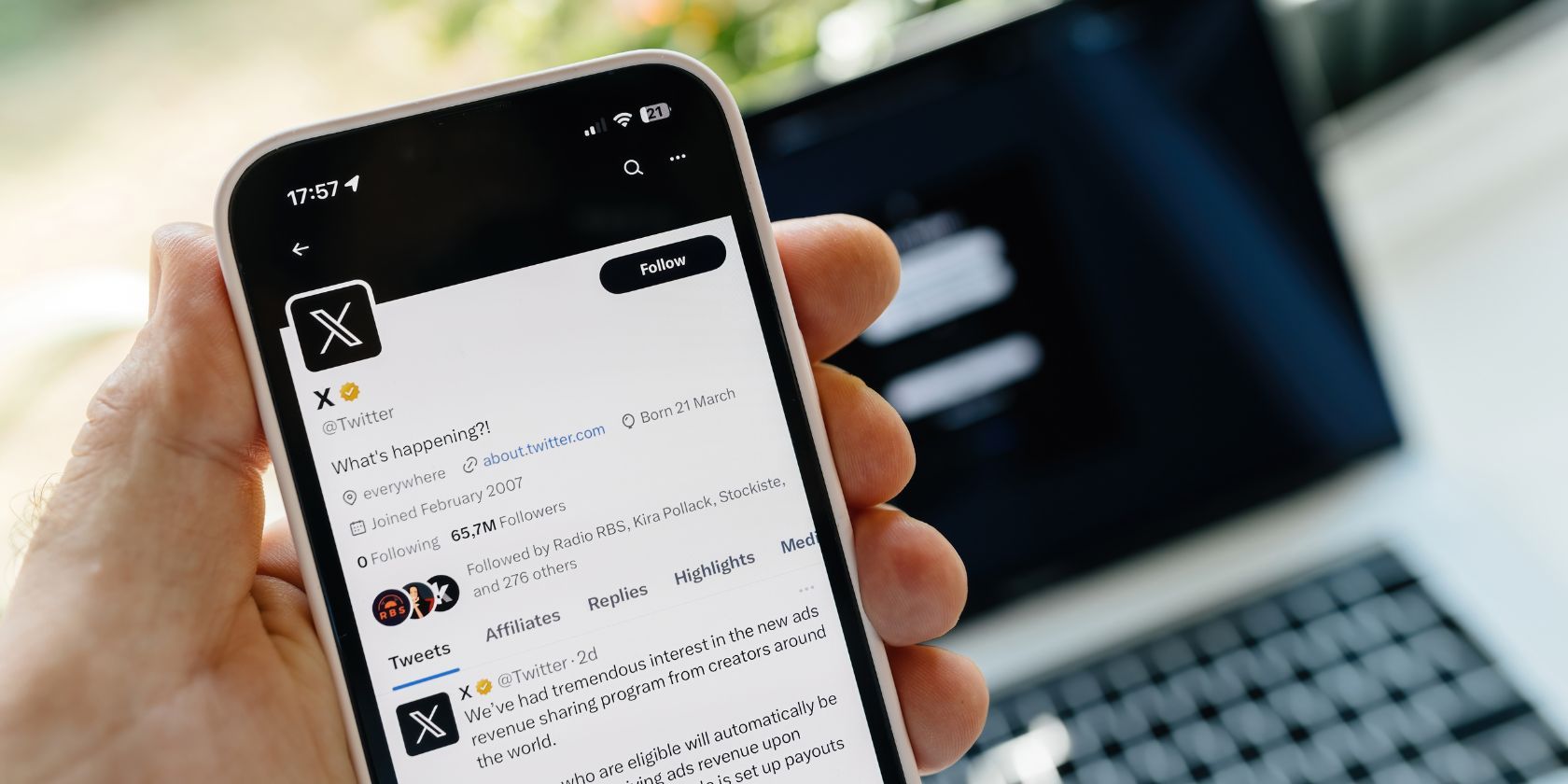 /sv/images/the-x-twitter-app-on-a-smartphone-with-a-laptop-in-the-background.jpg