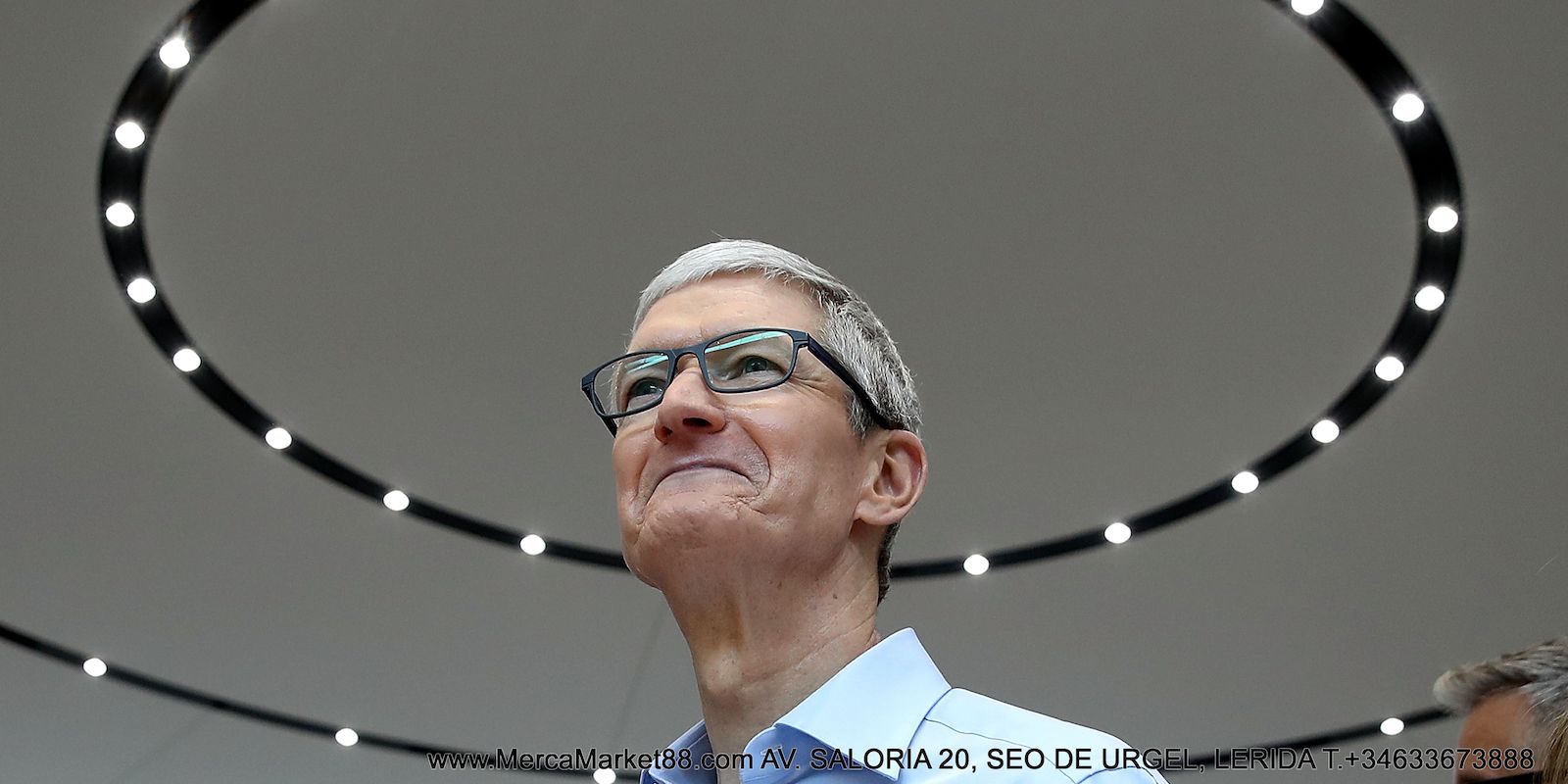 /sv/images/tim-cook-under-ring-of-lights.jpg