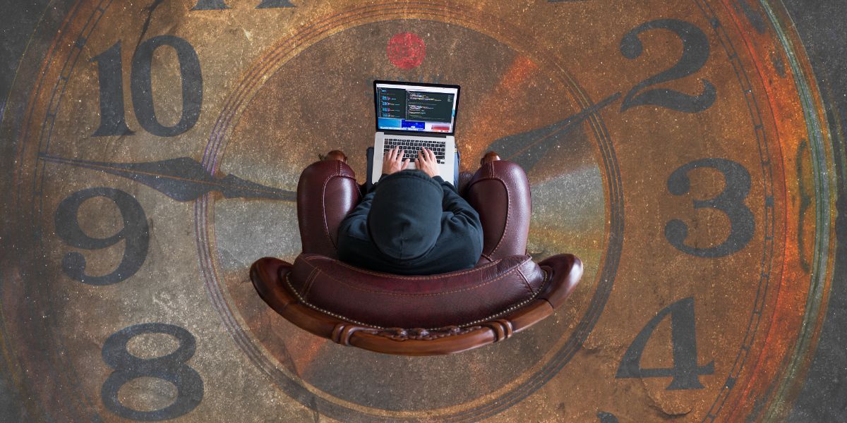 /sv/images/top-view-of-a-hacker-sitting-on-a-sofa.jpg