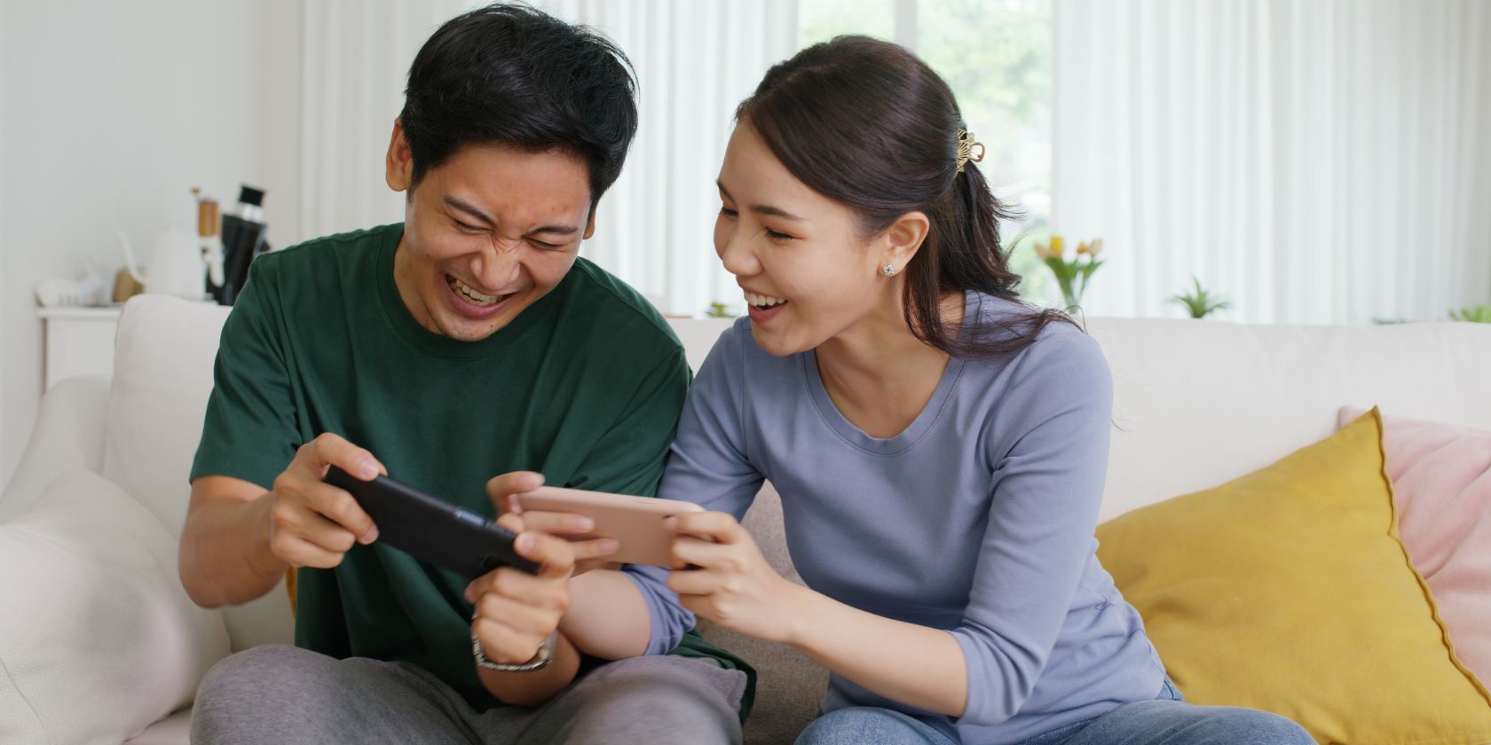 /sv/images/two-people-playing-mobile-games.jpg