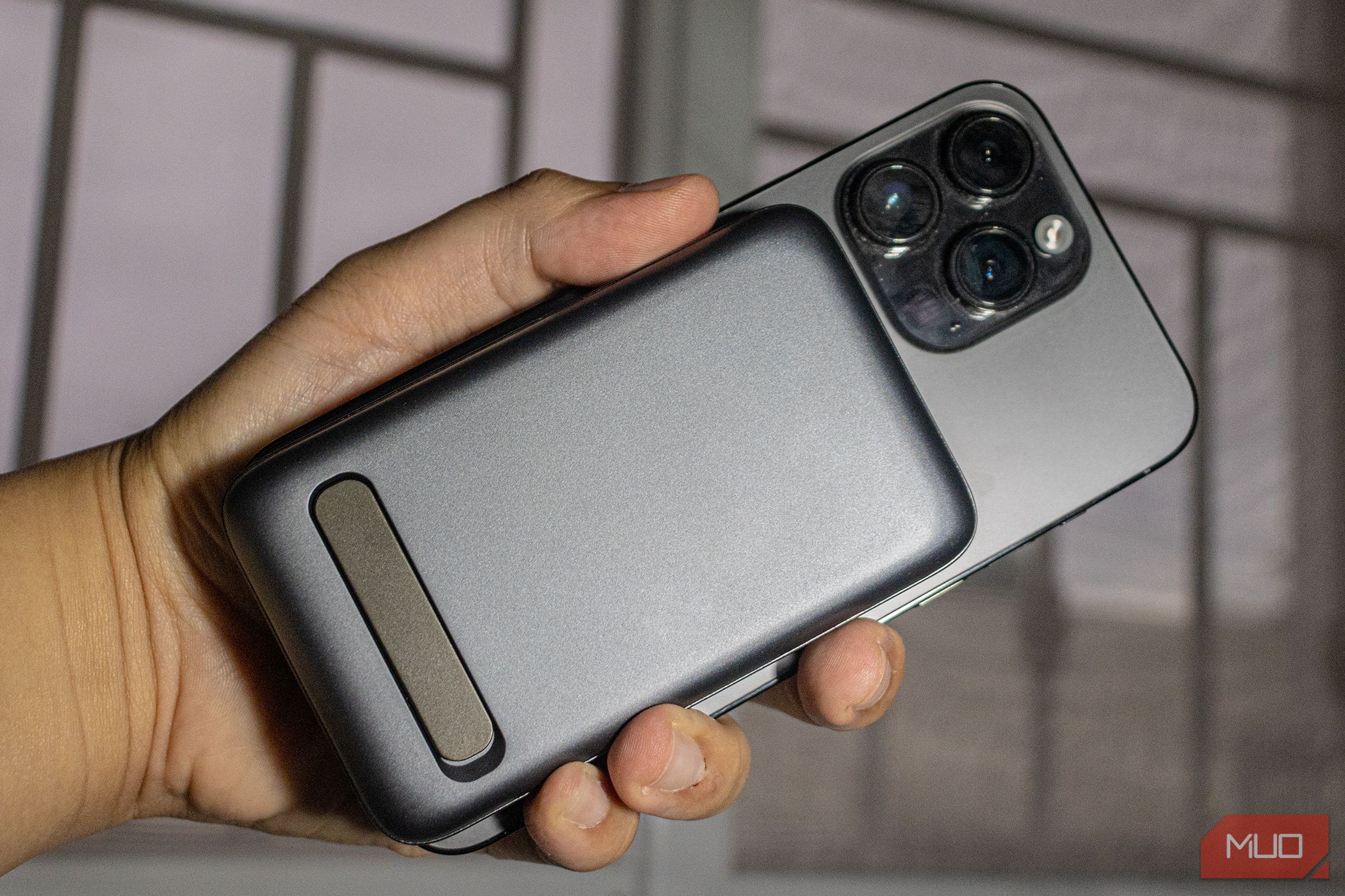 /sv/images/ugreen-magnetic-wireless-power-bank-attached-to-an-iphone-while-being-held-in-hand.jpg
