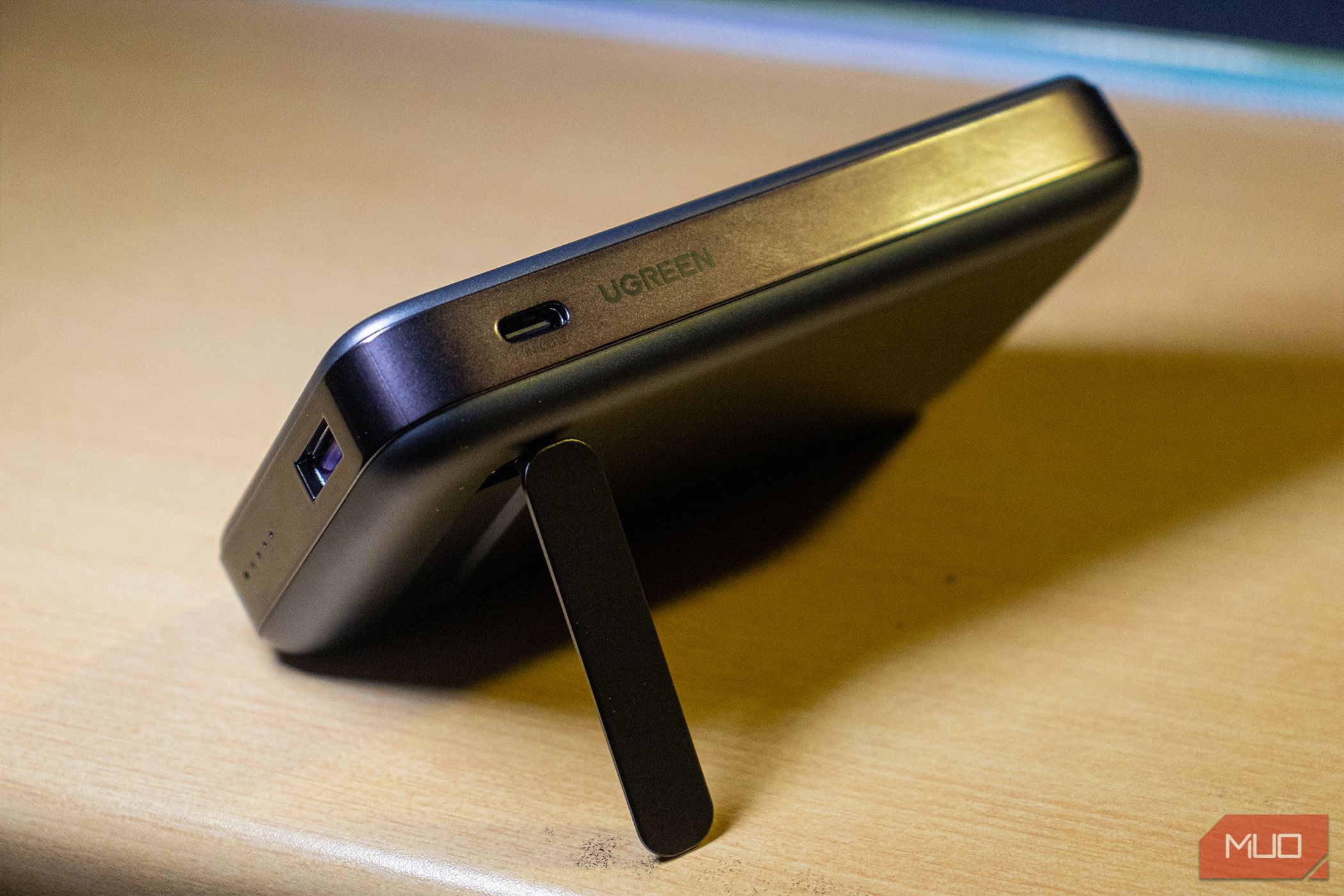/sv/images/ugreen-magnetic-wireless-power-bank-showing-its-usb-ports.jpg