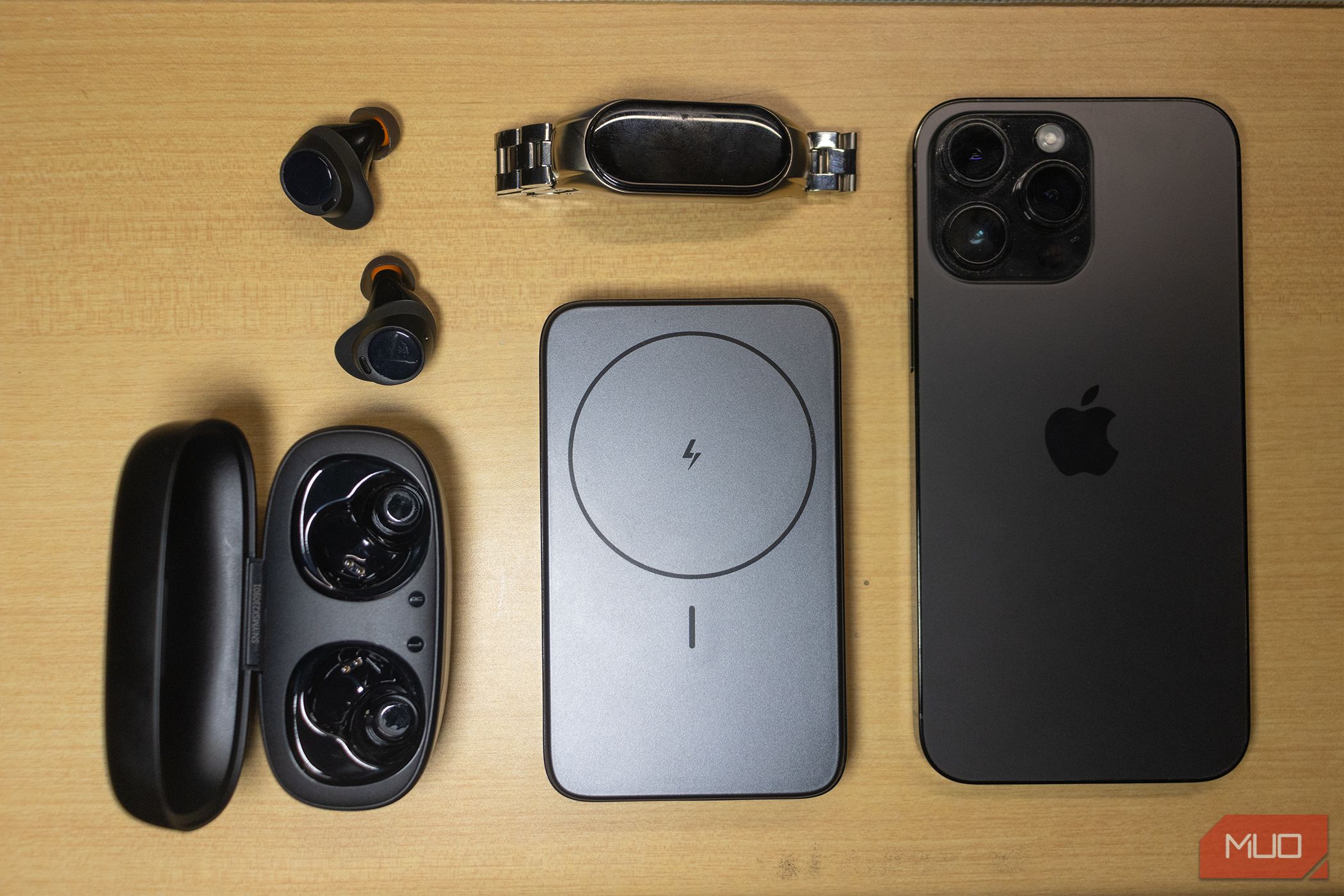 /sv/images/ugreen-magnetic-wireless-power-bank-with-the-iphone-and-other-accessories.jpg