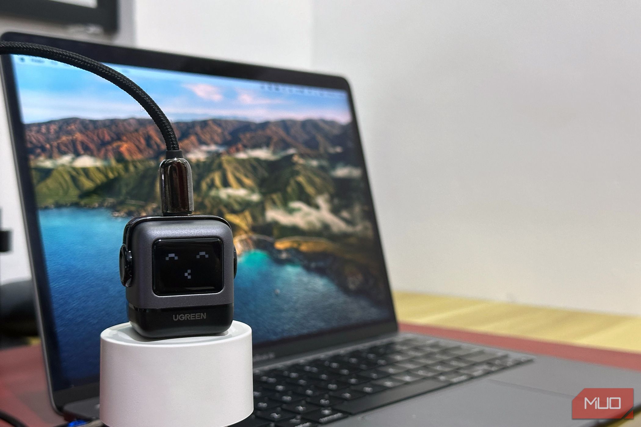 /sv/images/ugreen-nexode-rg-30w-fast-charger-powering-an-m1-macbook-air.jpg