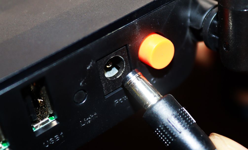 /sv/images/unplugging-the-router-from-power-source.jpg