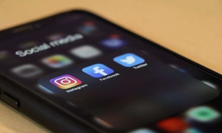 /sv/images/upclose-of-black-phone-with-social-media-apps.jpg