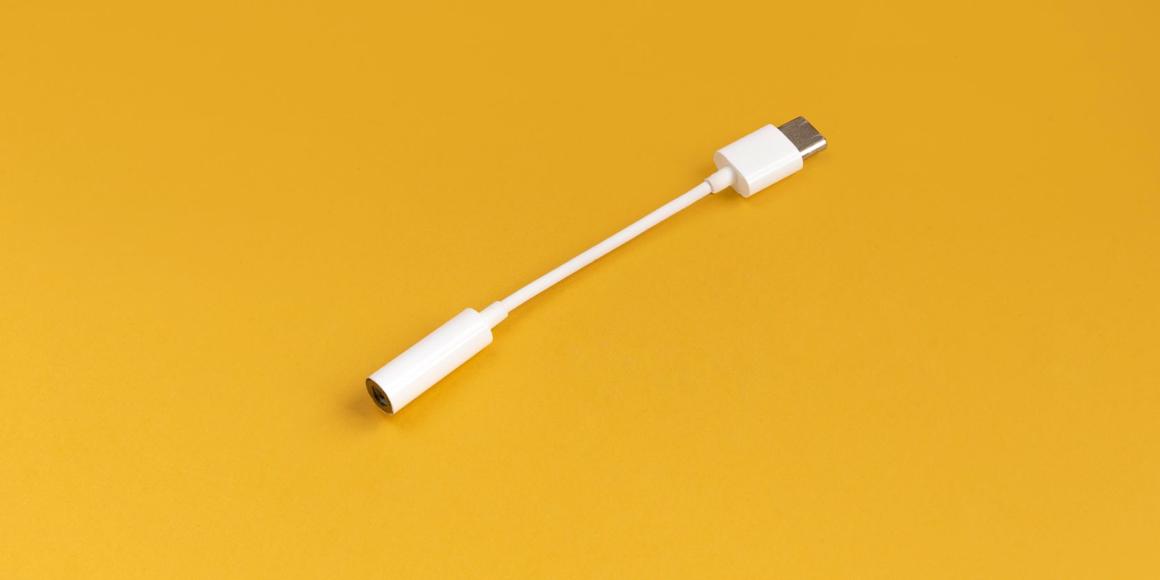 /sv/images/usb-c-to-3-5mm-adapter-on-yellow-background-feature.jpg