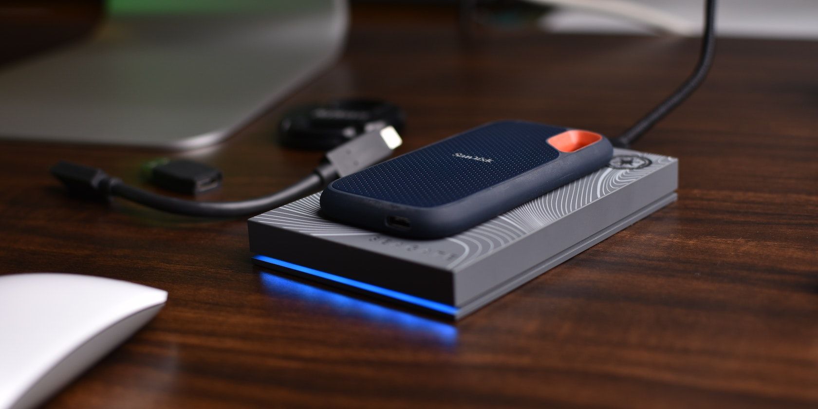 /sv/images/usb-storage-external-ssd-on-a-desk.jpeg