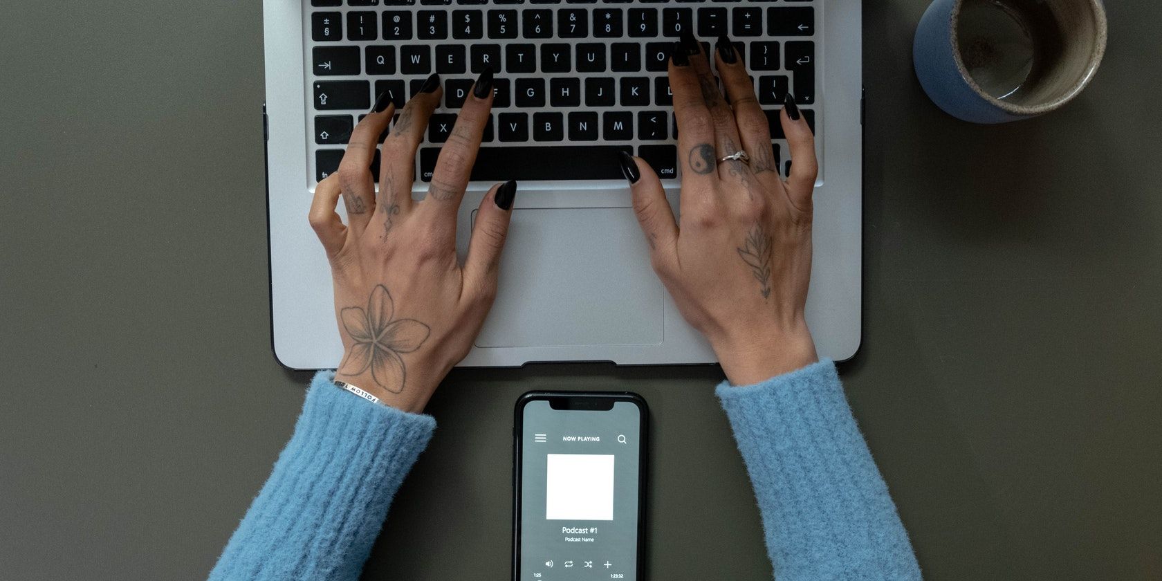/sv/images/user-typing-notes-while-listening-to-a-podcast.jpg