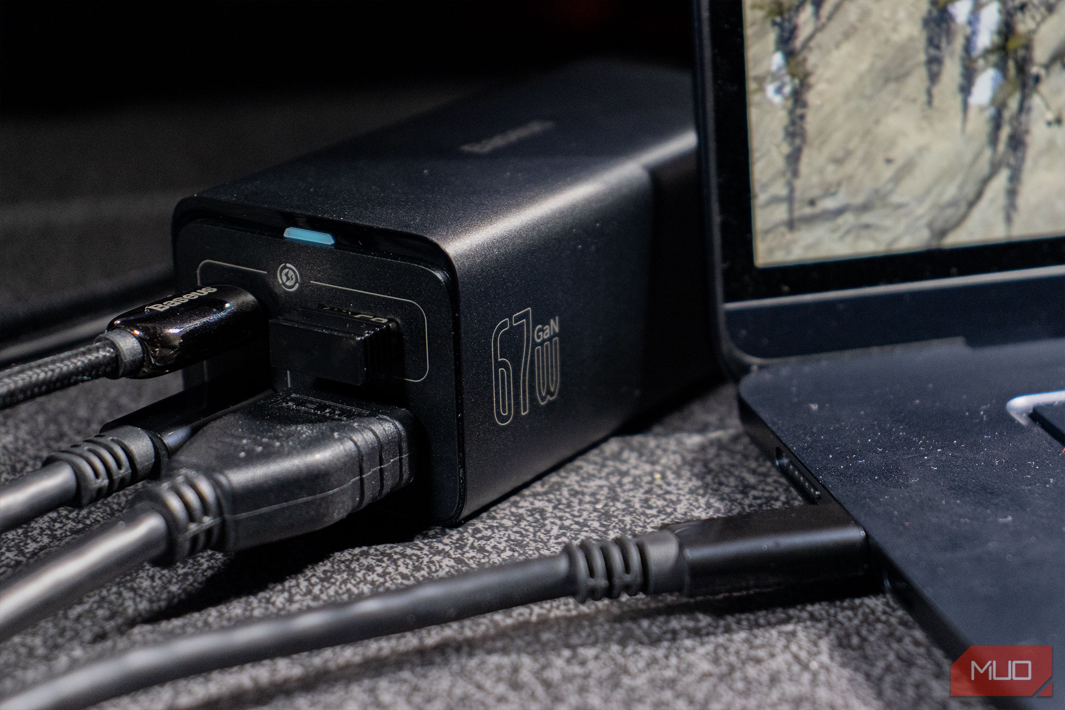 /sv/images/using-all-the-ports-on-the-baseus-gan5-4-in-1-charging-station.jpg