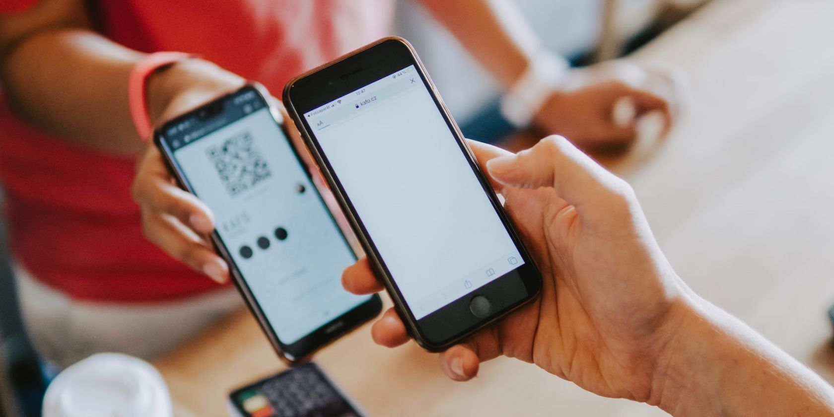 /sv/images/using-iphone-to-scan-a-qr-code.jpg