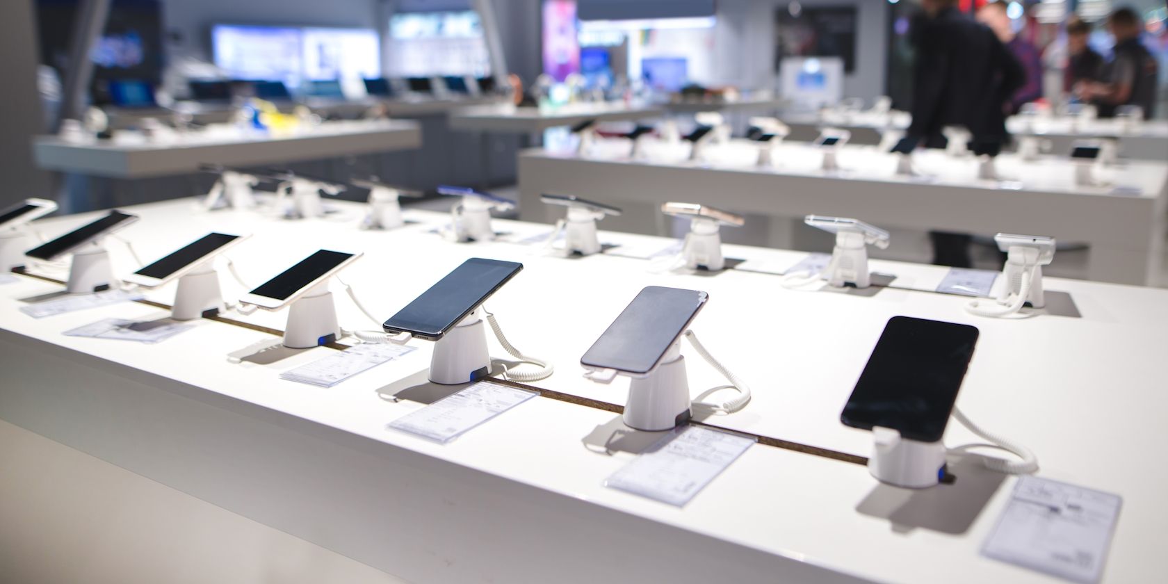 /sv/images/various-smartphones-displayed-in-a-store.jpg