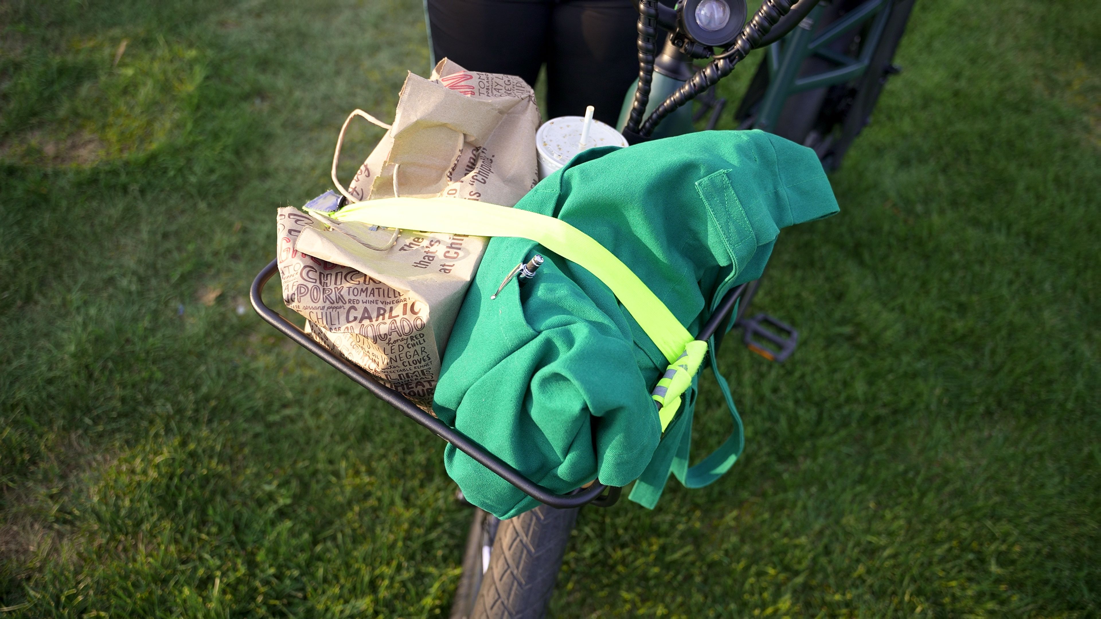 /sv/images/velotric-go-1-basket-loaded-for-picnic.jpg