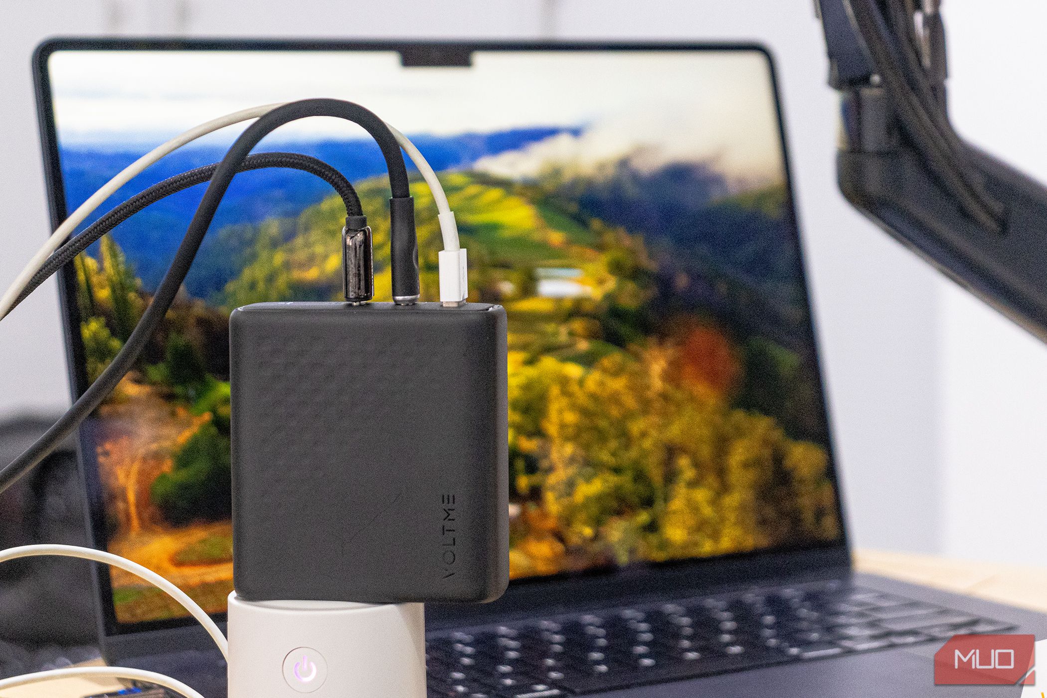 /sv/images/voltme-revo-140-charging-three-devices-simultaneously.jpg