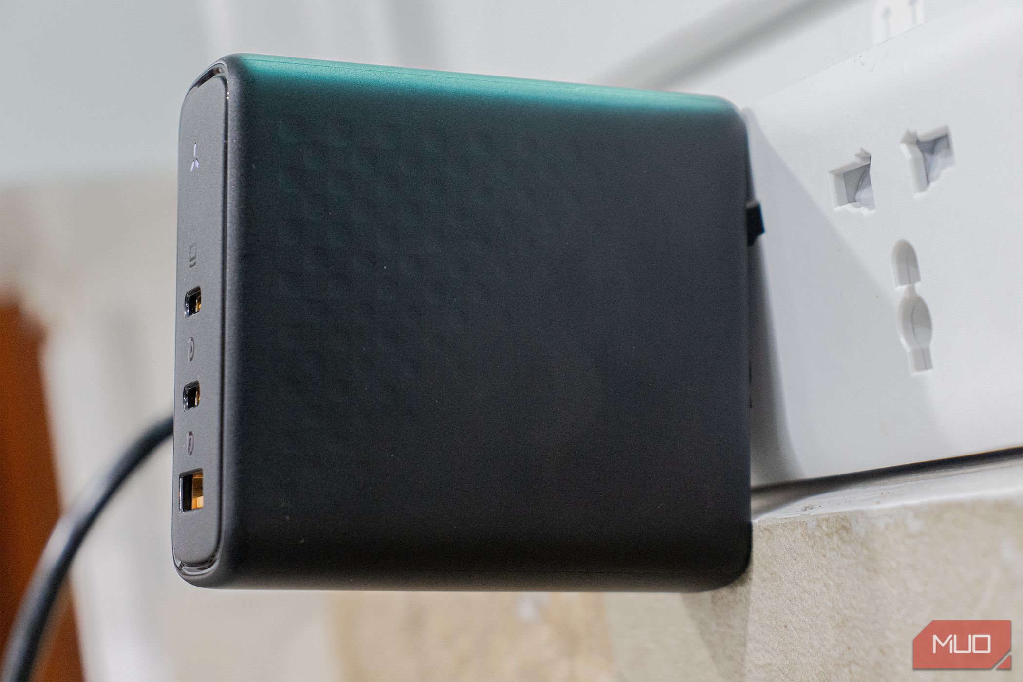 /sv/images/voltme-revo-140-not-fully-plugged-into-the-outlet.jpg