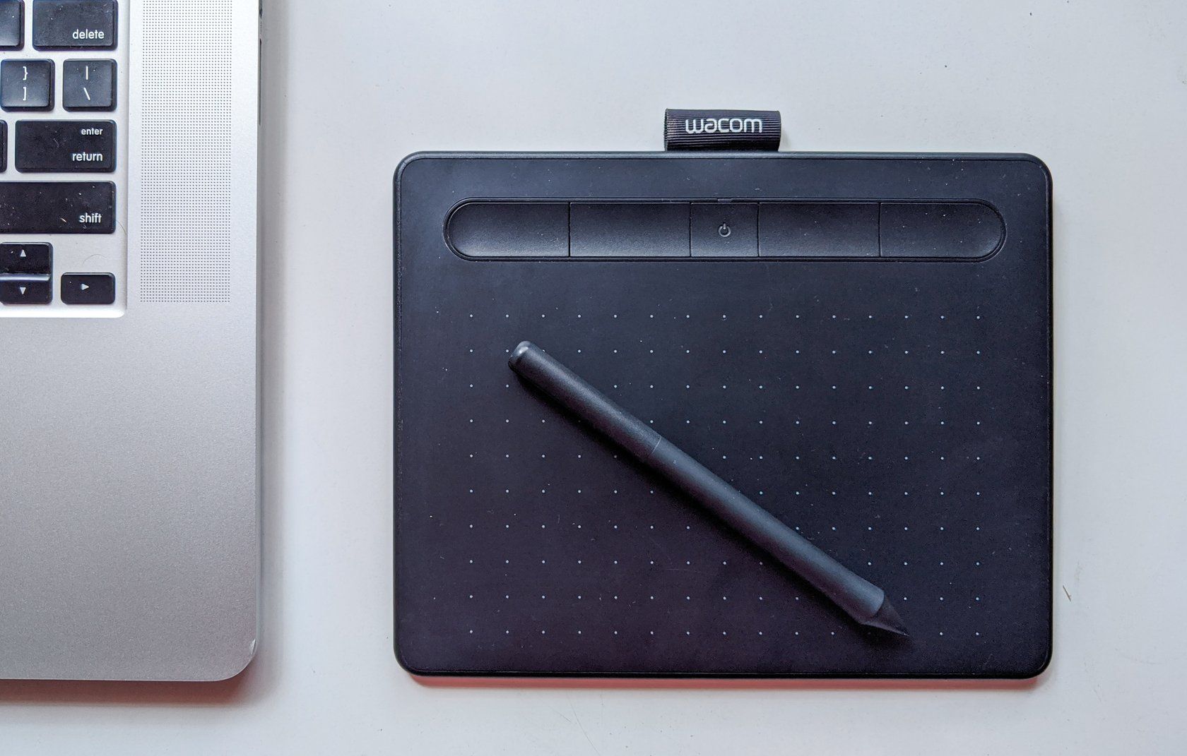 /sv/images/wacom-drawing-tablet-macbook.jpg