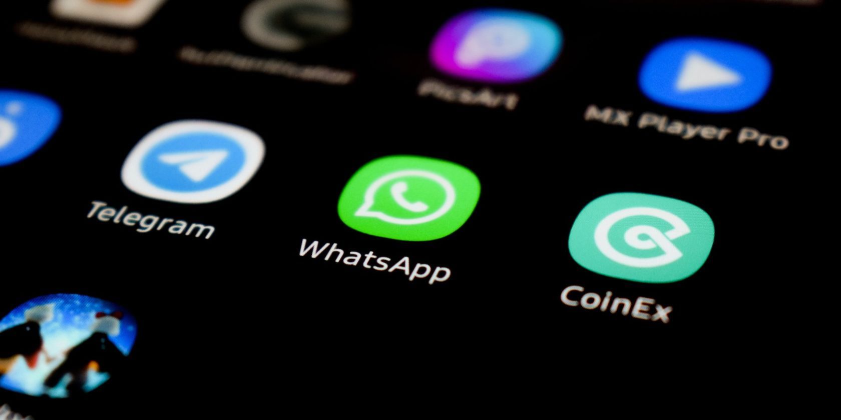 /sv/images/whatsapp-app-logo-on-mobile.jpg