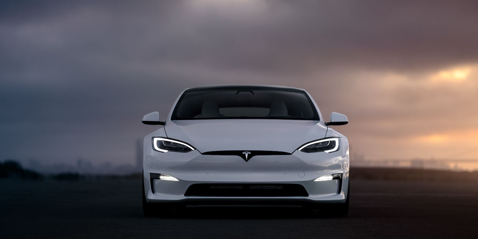 /sv/images/white-tesla-in-nature.jpg