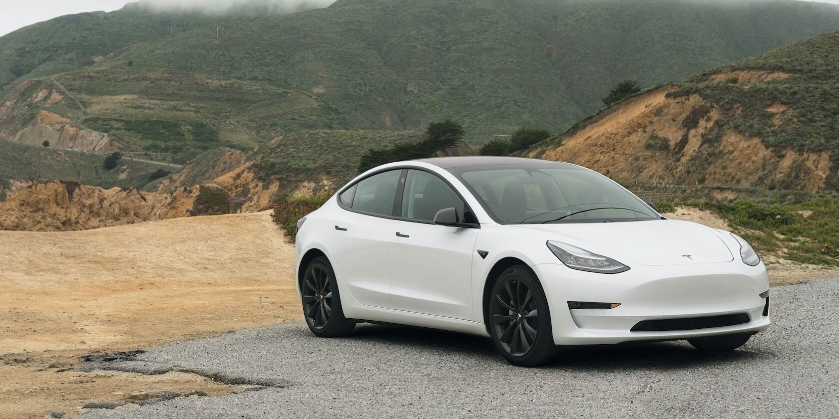/sv/images/white-tesla-scenic-background.jpg