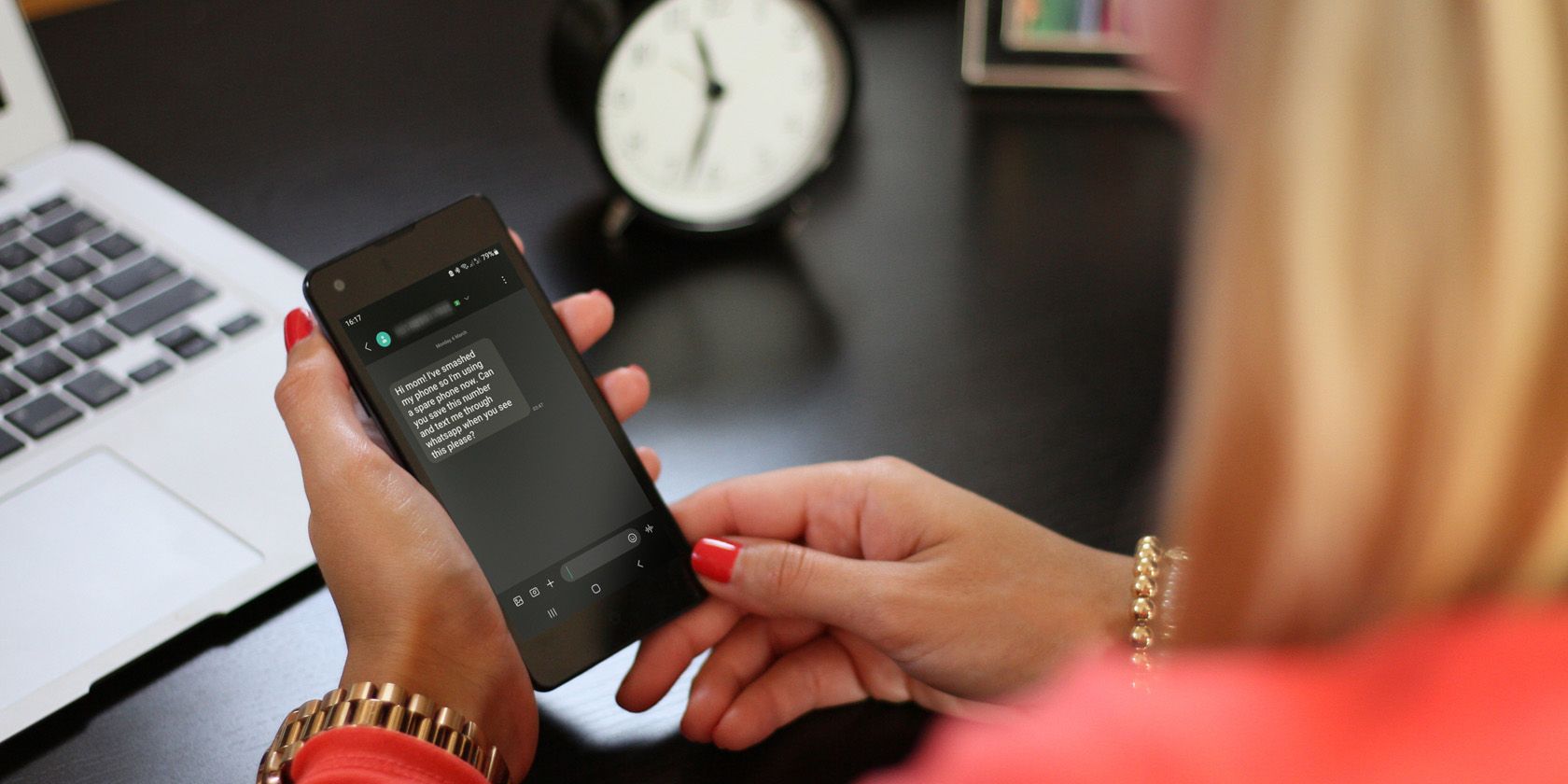 /sv/images/woman-holding-phone-with-scam-message-text-1.jpg