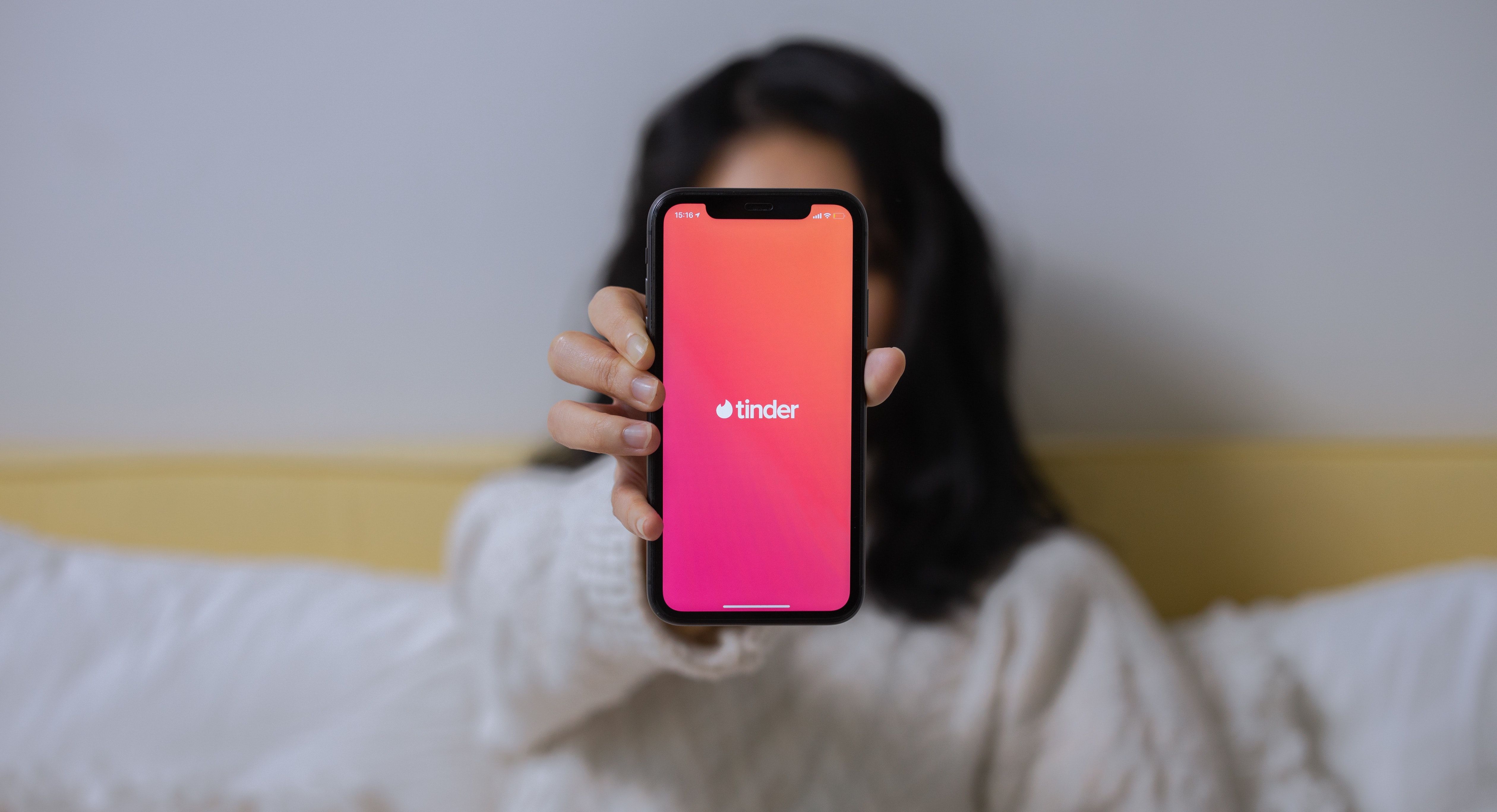 /sv/images/woman-holding-smartphone-tinder-app.jpg