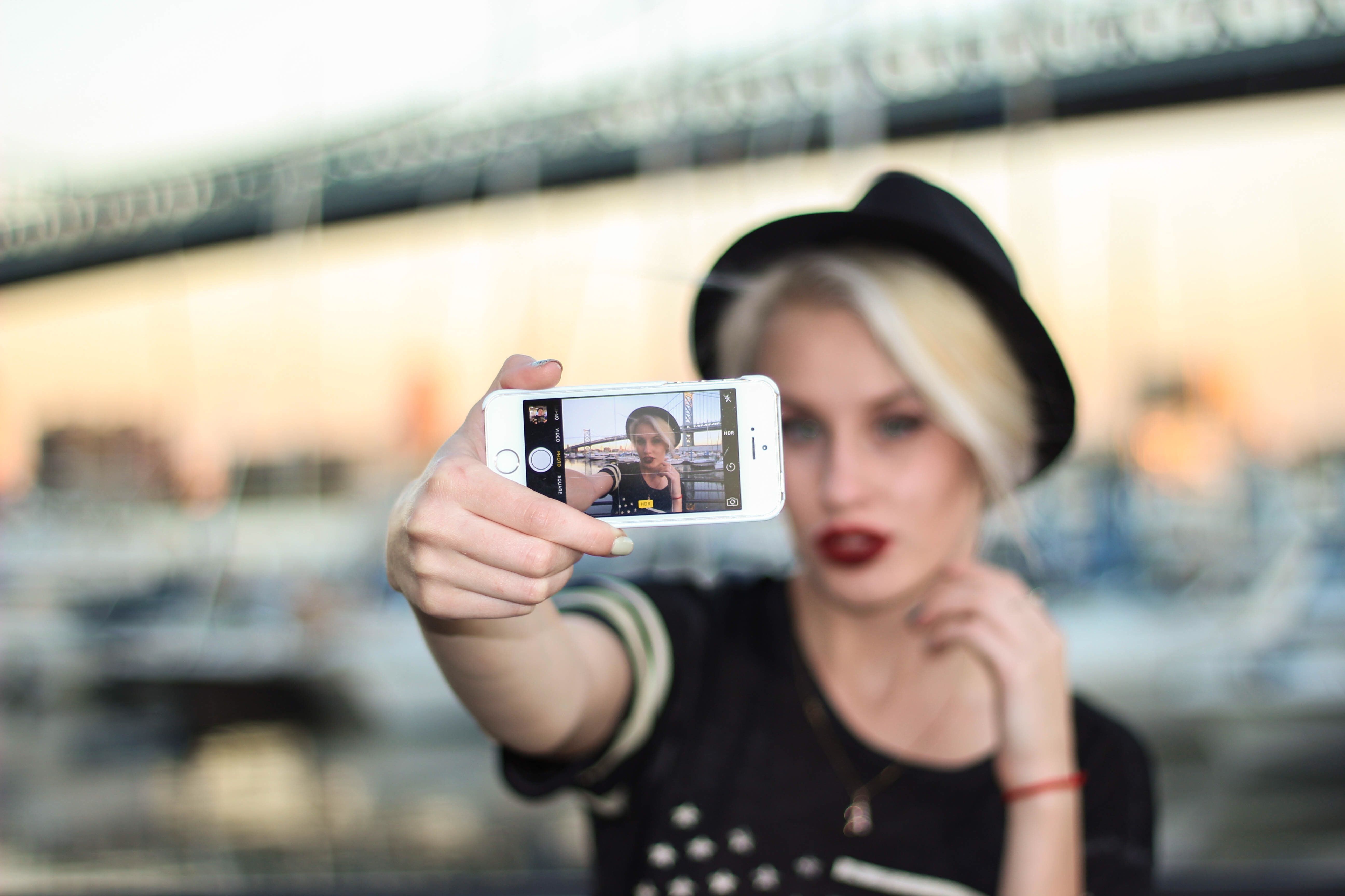 /sv/images/woman-taking-selfie-with-bridge-background.jpg