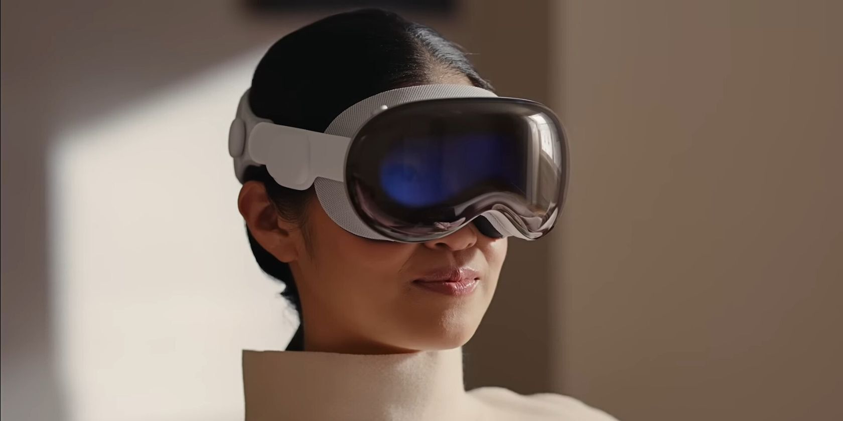 /sv/images/woman-using-augmented-reality-apps-in-apple-vision-pro-headset.jpg