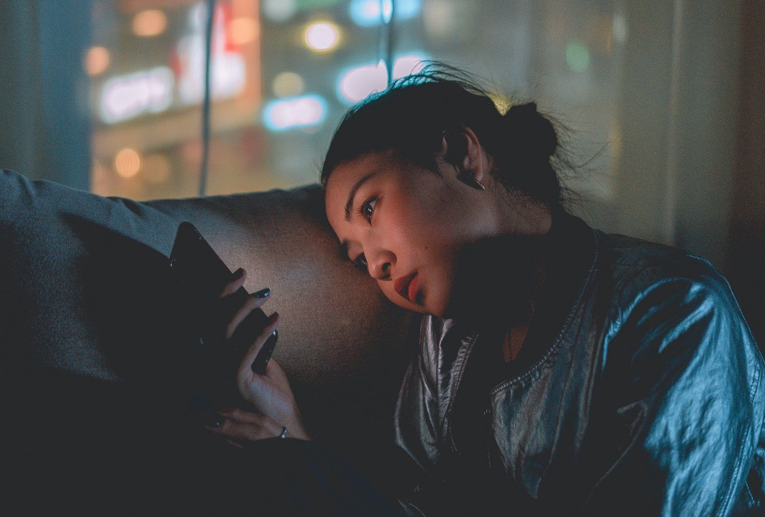 /sv/images/woman-with-sad-expression-and-phone.jpg