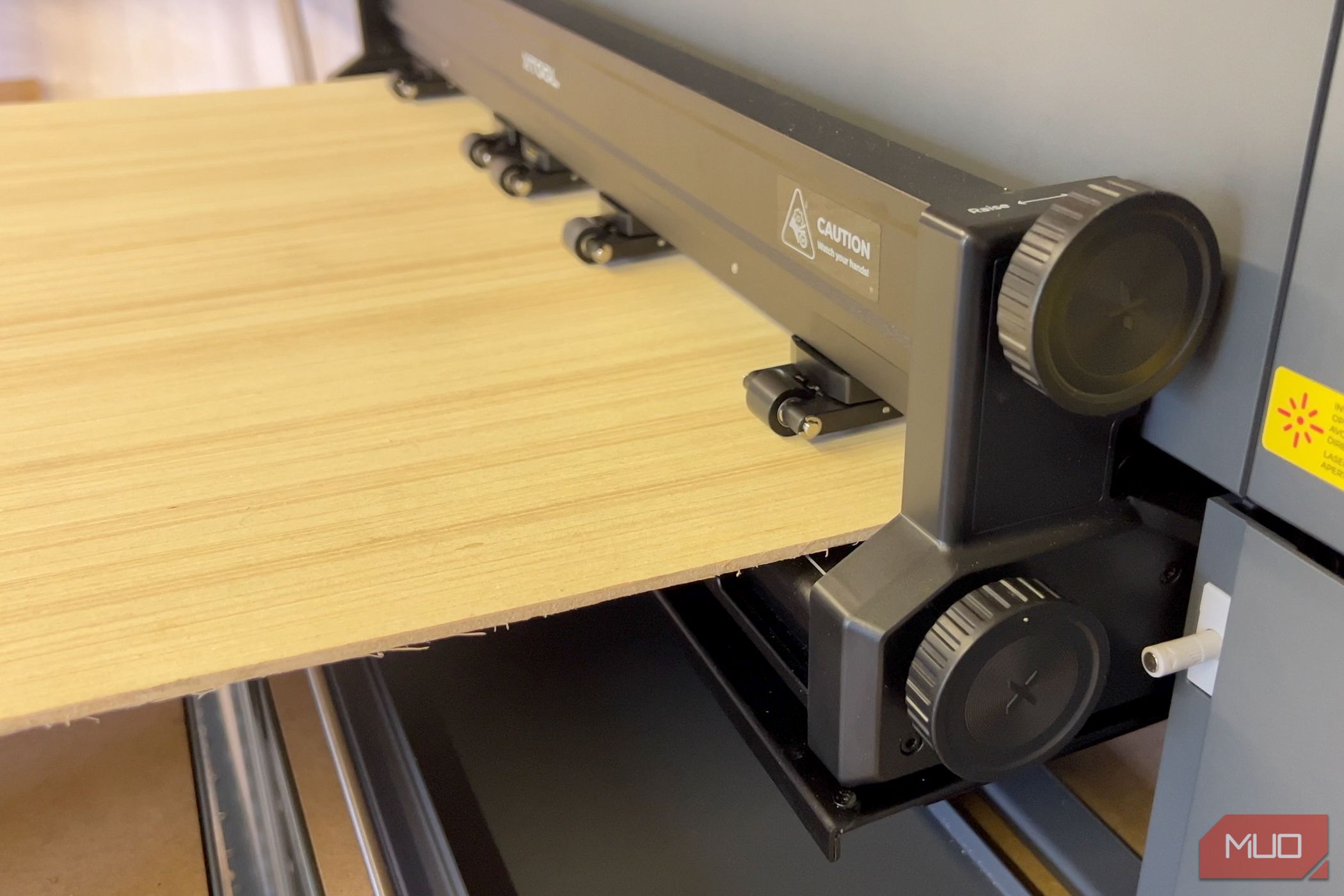 /sv/images/xtool-p2-conveyor-feed-close-up.jpg