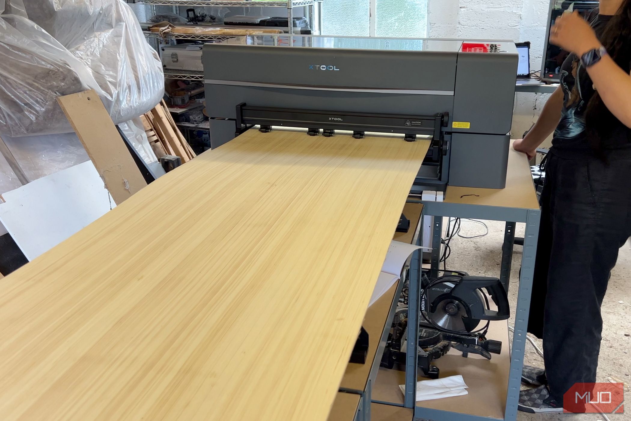 /sv/images/xtool-p2-conveyor-feeder-with-large-sheet.jpg