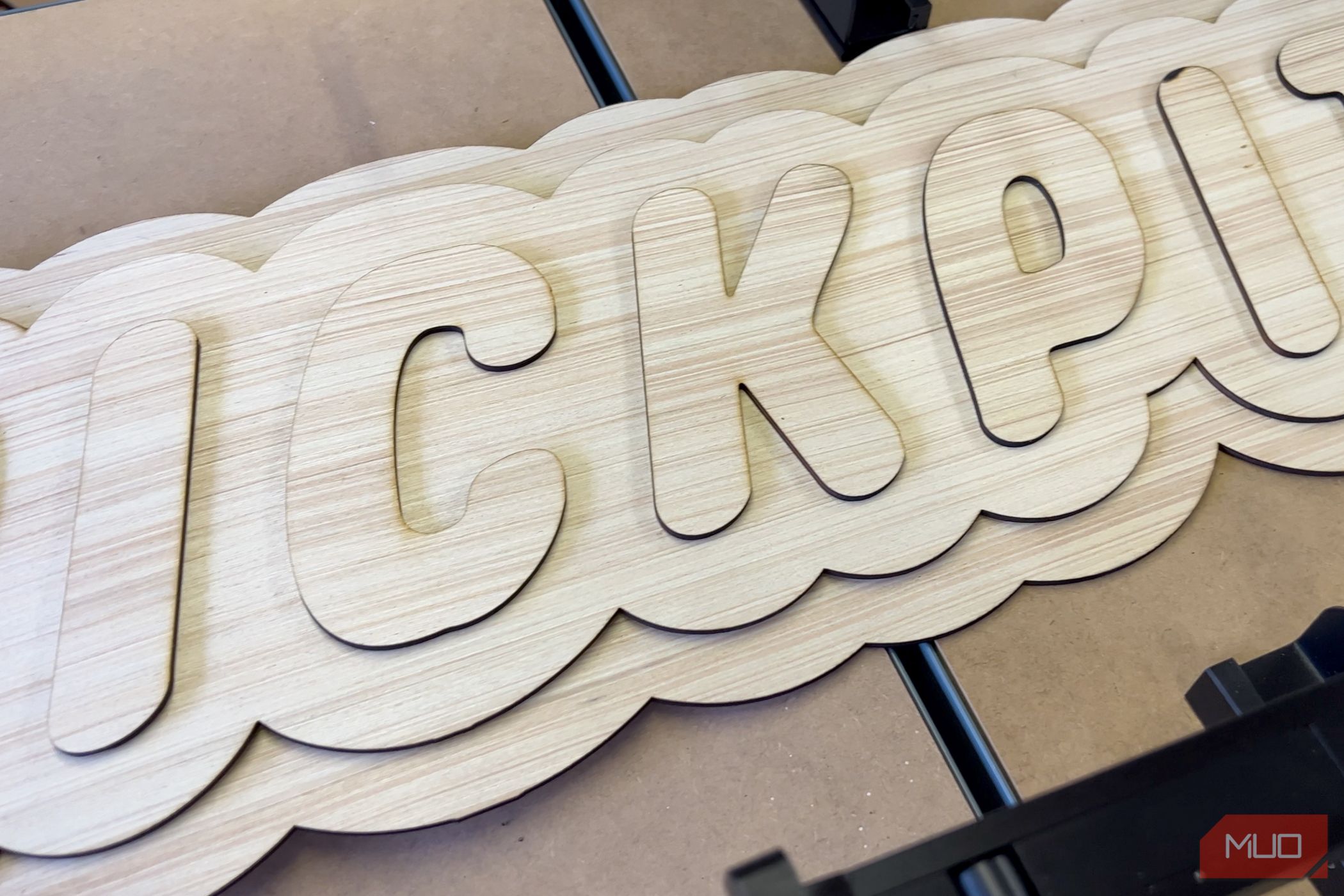 /sv/images/xtool-p2-example-brickpit-sign-befroe-painting.jpg