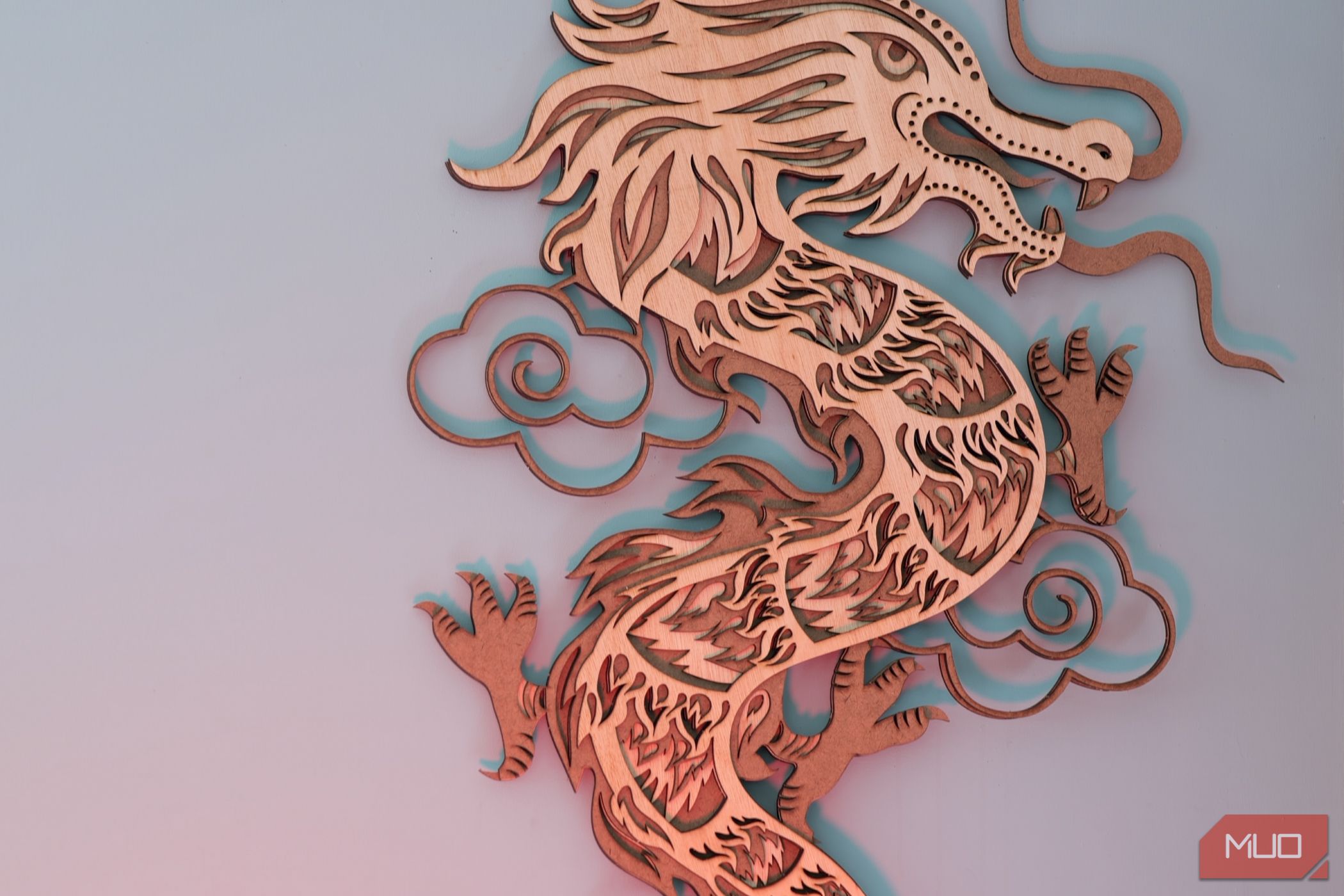 /sv/images/xtool-p2-example-dragon-on-wall-multilayer-design-with-conveyor-feeder.jpg