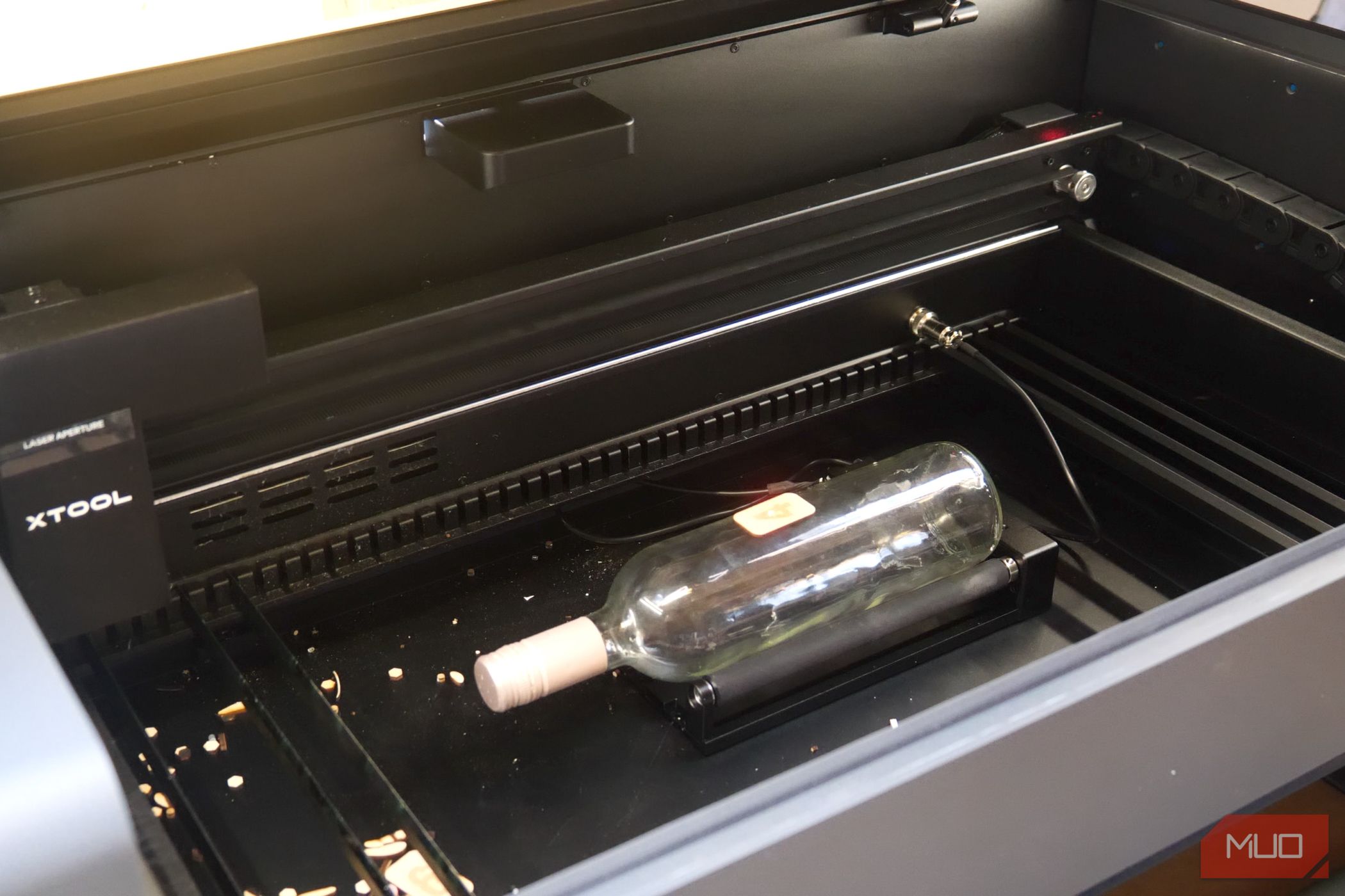 /sv/images/xtool-p2-ra2-bottle-placed-inside-machine.jpg