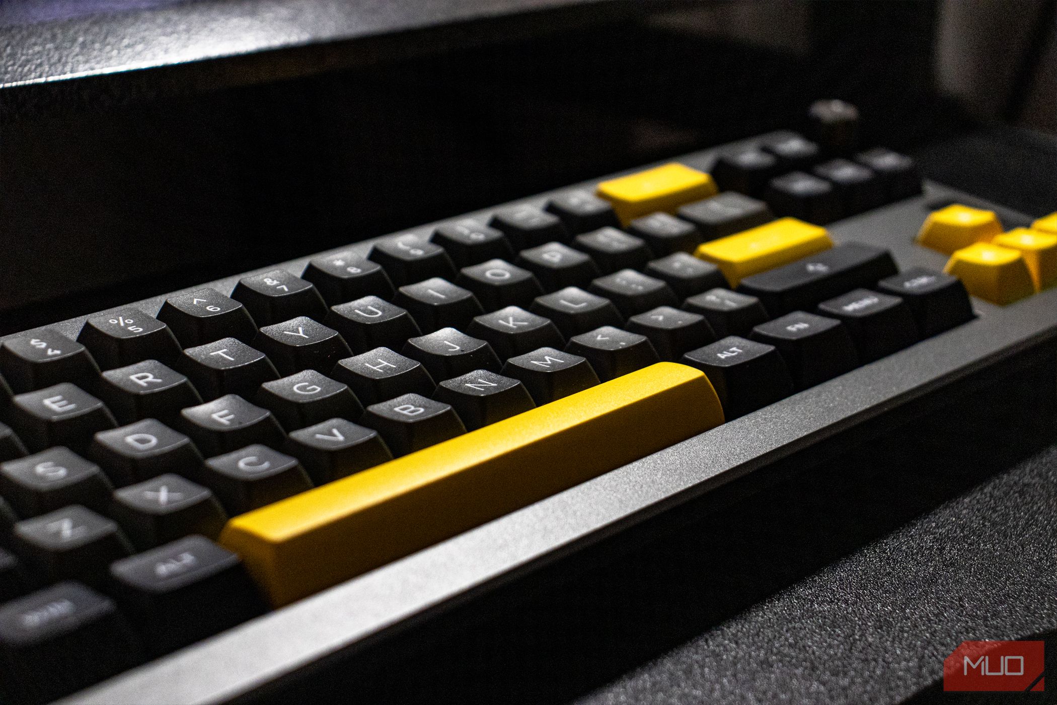 /sv/images/yellow-highlight-keycaps-on-the-epomaker-shadow-x.jpg