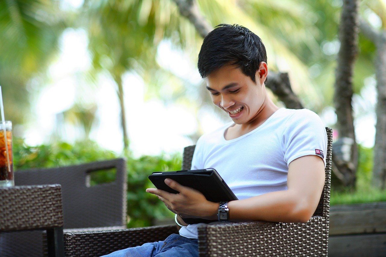 /sv/images/youngman-browsing.jpg